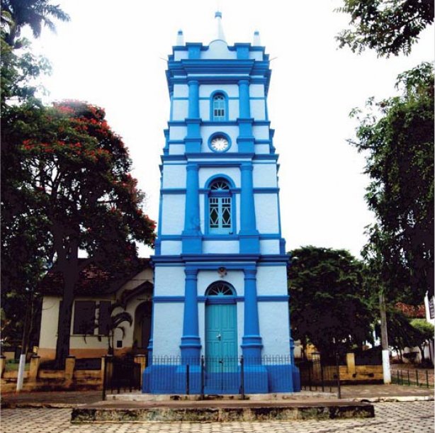 Torre da Santa Cruz Queimada na pra&ccedil;a central de Piacatuba
