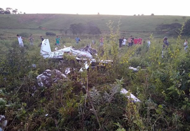 O avião caiu no meio da tarde em um pasto na região rural de Visconde do Rio Branco