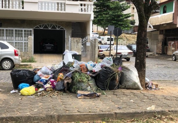 A Avenida Guido Marlière foi um dos locais onde ocorreu o maior acúmulo de lixo nesta quinta-feira