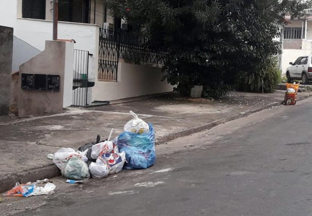 Neste sábado, 04, o Bairro Haidée acumula muito lixo, mas está prevista a coleta  para hoje