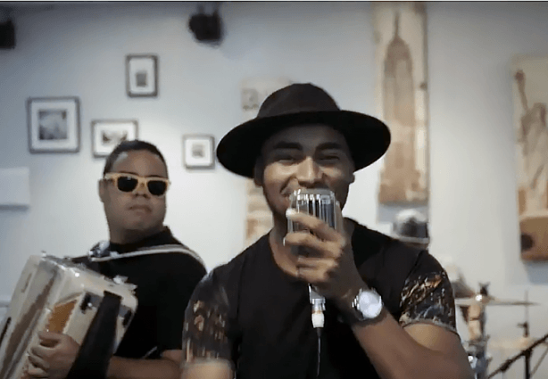 Wesley e banda no videoclipe "Rei do Camarote", um dos seus sucessos