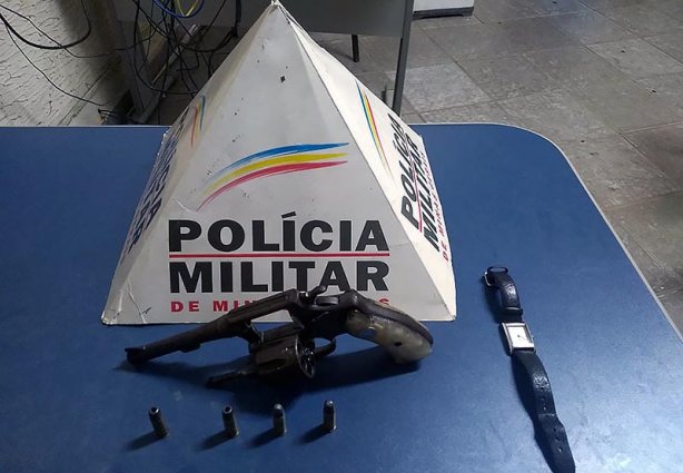 Os militares também recolheram a arma, um revólver calibre 32, com quatro munições intactas. que estava próximo a uma árvore