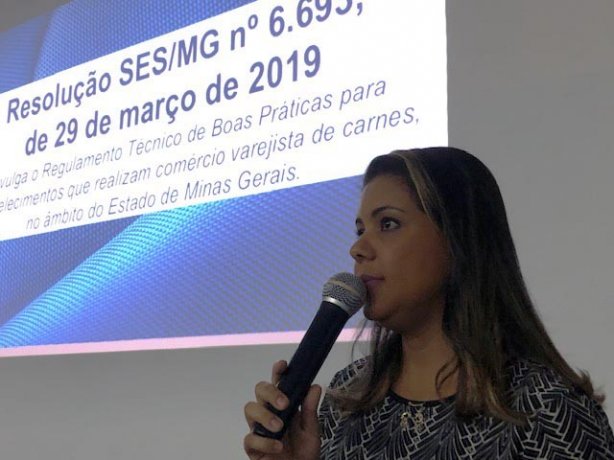 Elisangela e seus colegas da Vigil&acirc;ncia Sanit&aacute;ria explicaram as novas regras para o com&eacute;rcio de carnes